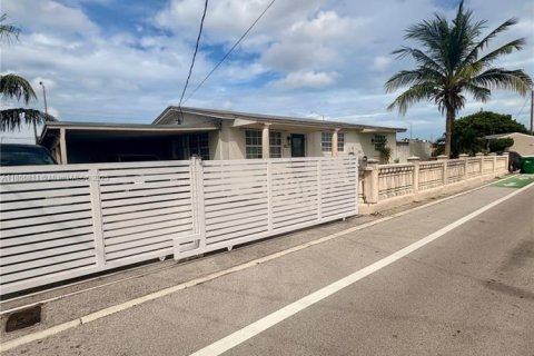 House in Medley, Florida 3 bedrooms, 147.53 sq.m. № 1880323 - photo 18