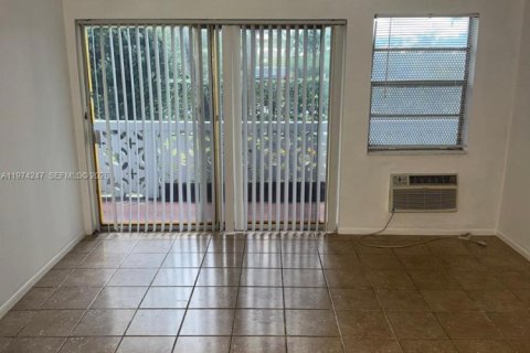 Condo in North Miami, Florida, 1 bedroom  № 2040444 - photo 4