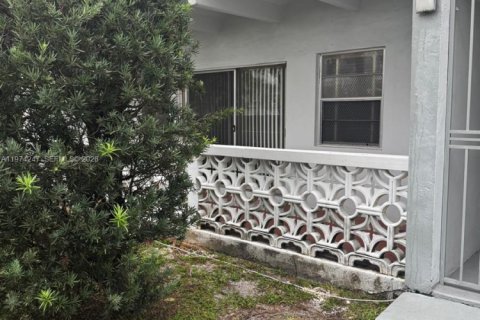 Condo in North Miami, Florida, 1 bedroom  № 2040444 - photo 2