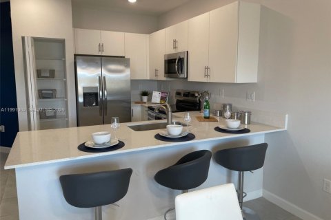Touwnhouse à vendre à Miami, Floride: 3 chambres, 157.66 m2 № 2057376 - photo 2