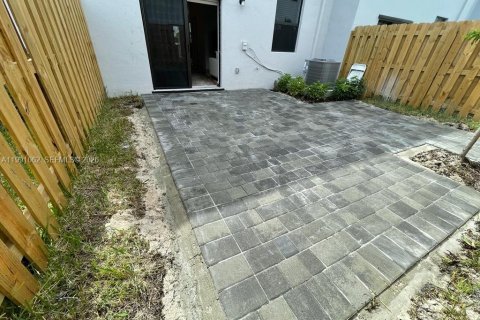 Touwnhouse à vendre à Miami, Floride: 3 chambres, 157.66 m2 № 2057376 - photo 12