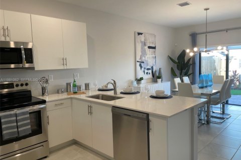 Touwnhouse à vendre à Miami, Floride: 3 chambres, 157.66 m2 № 2057376 - photo 4