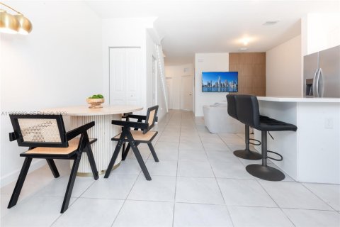 Touwnhouse à vendre à Miami, Floride: 3 chambres, 123.37 m2 № 2170119 - photo 5