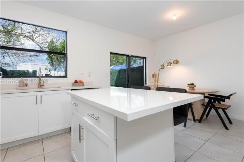 Touwnhouse à vendre à Miami, Floride: 3 chambres, 123.37 m2 № 2170119 - photo 7