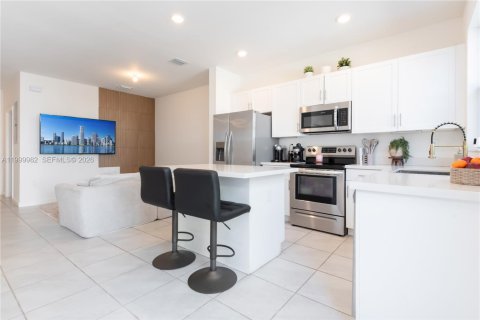 Touwnhouse à vendre à Miami, Floride: 3 chambres, 123.37 m2 № 2170119 - photo 4