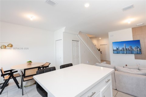 Touwnhouse à vendre à Miami, Floride: 3 chambres, 123.37 m2 № 2170119 - photo 8
