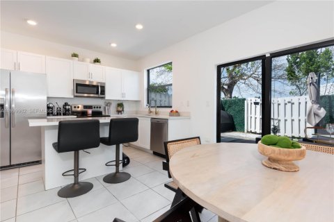 Touwnhouse à vendre à Miami, Floride: 3 chambres, 123.37 m2 № 2170119 - photo 3