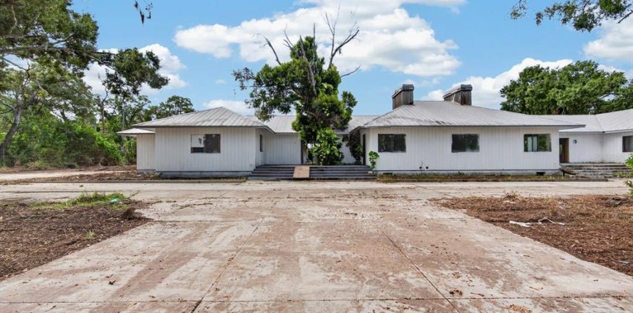 House in Sarasota, Florida 5 bedrooms, 549.98 sq.m. № 2393472