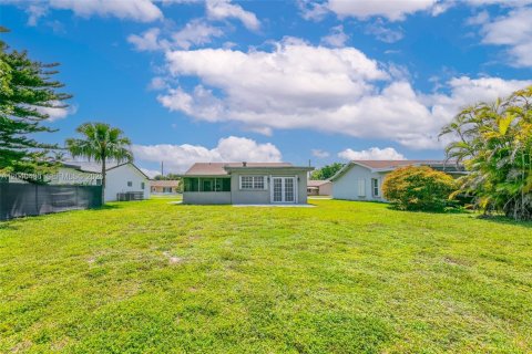 House in Tamarac, Florida 2 bedrooms, 99.68 sq.m. № 2087179 - photo 22