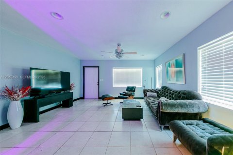 House in Tamarac, Florida 2 bedrooms, 99.68 sq.m. № 2087179 - photo 3