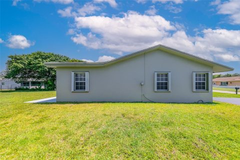 House in Tamarac, Florida 2 bedrooms, 99.68 sq.m. № 2087179 - photo 21