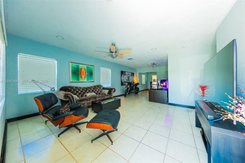 House in Tamarac, Florida 2 bedrooms, 99.68 sq.m. № 2087179 - photo 2