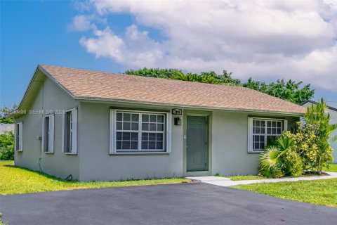 House in Tamarac, Florida 2 bedrooms, 99.68 sq.m. № 2087179