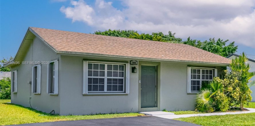House in Tamarac, Florida 2 bedrooms, 99.68 sq.m. № 2087179