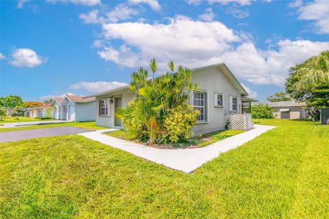 House in Tamarac, Florida 2 bedrooms, 99.68 sq.m. № 2087179 - photo 18