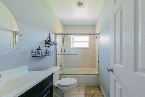House in Tamarac, Florida 2 bedrooms, 99.68 sq.m. № 2087179 - photo 14