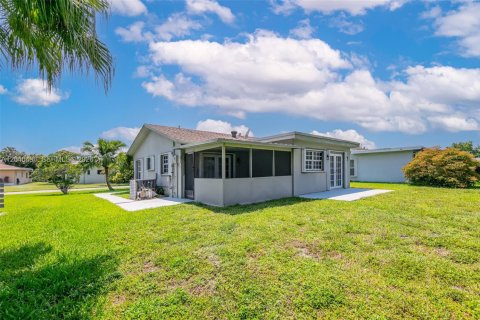 House in Tamarac, Florida 2 bedrooms, 99.68 sq.m. № 2087179 - photo 19