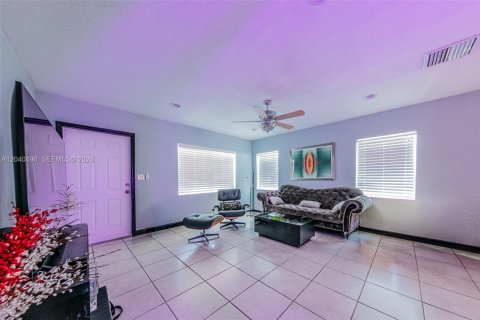 House in Tamarac, Florida 2 bedrooms, 99.68 sq.m. № 2087179 - photo 9