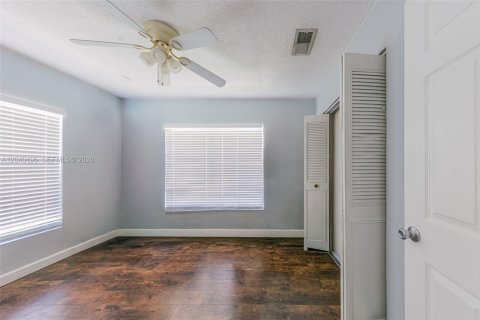 House in Tamarac, Florida 2 bedrooms, 99.68 sq.m. № 2087179 - photo 15