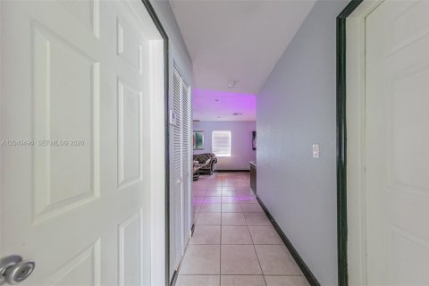 House in Tamarac, Florida 2 bedrooms, 99.68 sq.m. № 2087179 - photo 16