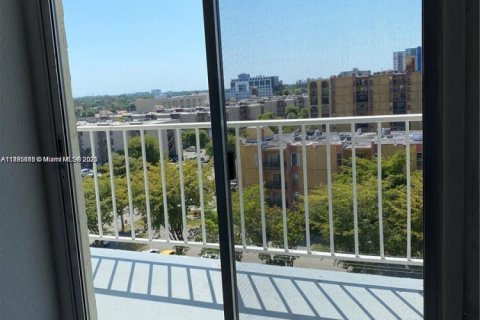 Condo in Miami, Florida, 1 bedroom  № 1932464 - photo 2