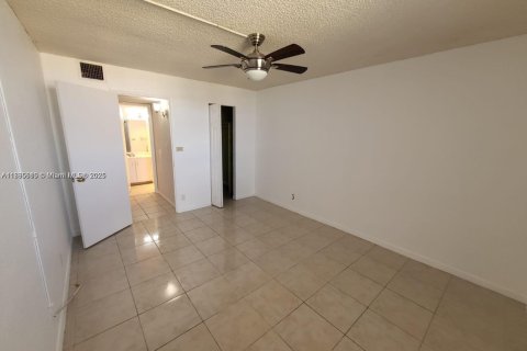 Condo in Miami, Florida, 1 bedroom  № 1932464 - photo 8