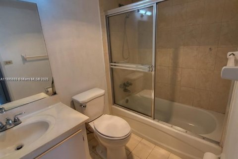 Condo in Miami, Florida, 1 bedroom  № 1932464 - photo 11