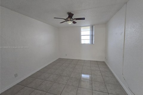 Condo in Miami, Florida, 1 bedroom  № 1932464 - photo 6