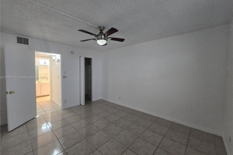 Condo in Miami, Florida, 1 bedroom  № 1932464 - photo 9