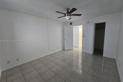 Condo in Miami, Florida, 1 bedroom  № 1932464 - photo 7