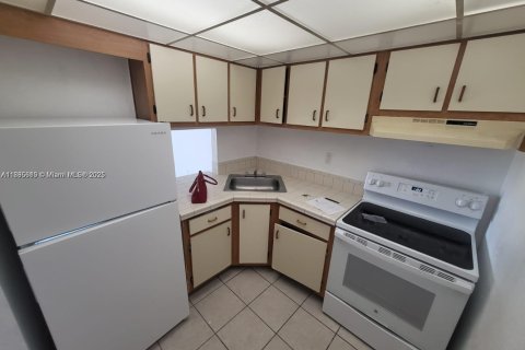 Condo in Miami, Florida, 1 bedroom  № 1932464 - photo 4