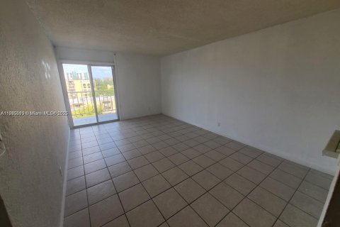 Condo in Miami, Florida, 1 bedroom  № 1932464 - photo 1