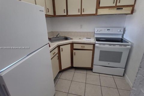 Condo in Miami, Florida, 1 bedroom  № 1932464 - photo 5