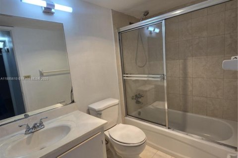 Condo in Miami, Florida, 1 bedroom  № 1932464 - photo 12