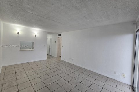 Condo in Miami, Florida, 1 bedroom  № 1932464 - photo 3