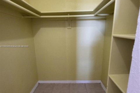 Condo in Miami, Florida, 1 bedroom  № 1932464 - photo 10