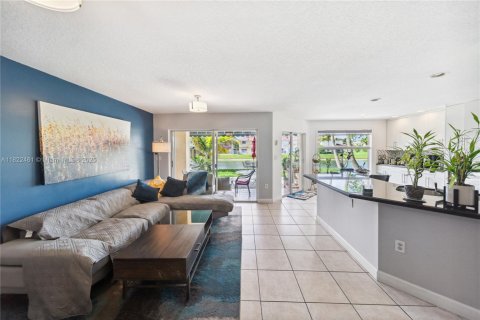 House in Doral, Florida 4 bedrooms, 232.07 sq.m. № 1786512 - photo 12