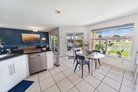 House in Doral, Florida 4 bedrooms, 232.07 sq.m. № 1786512 - photo 7