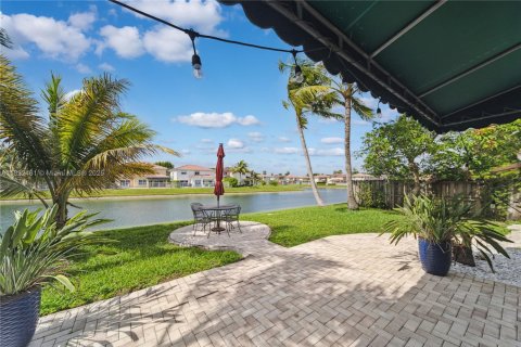 House in Doral, Florida 4 bedrooms, 232.07 sq.m. № 1786512 - photo 24