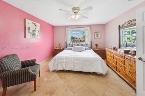 House in Doral, Florida 4 bedrooms, 232.07 sq.m. № 1786512 - photo 14