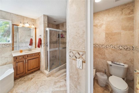 House in Doral, Florida 4 bedrooms, 232.07 sq.m. № 1786512 - photo 18