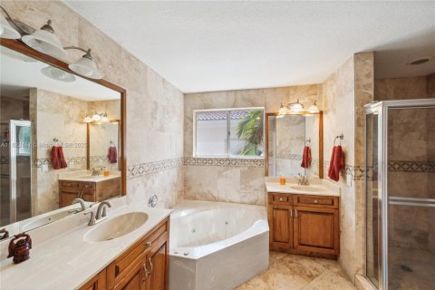 House in Doral, Florida 4 bedrooms, 232.07 sq.m. № 1786512 - photo 16