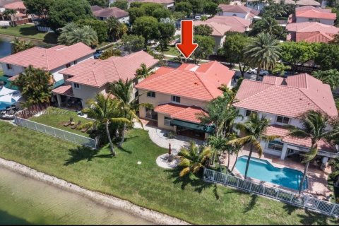 House in Doral, Florida 4 bedrooms, 232.07 sq.m. № 1786512 - photo 30