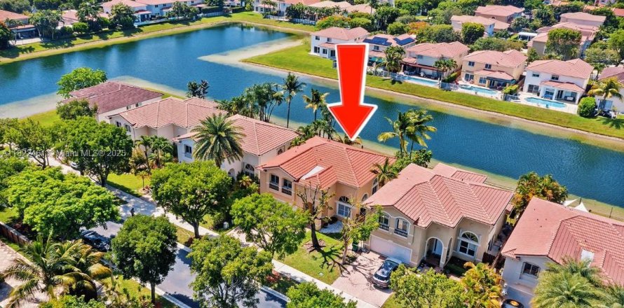 House in Doral, Florida 4 bedrooms, 232.07 sq.m. № 1786512