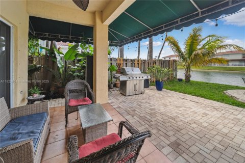 House in Doral, Florida 4 bedrooms, 232.07 sq.m. № 1786512 - photo 25