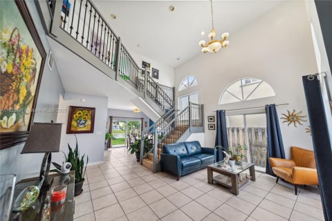 House in Doral, Florida 4 bedrooms, 232.07 sq.m. № 1786512 - photo 2
