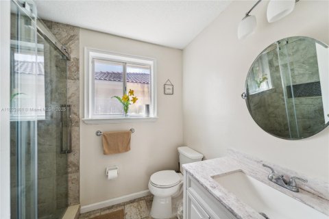 House in Doral, Florida 4 bedrooms, 232.07 sq.m. № 1786512 - photo 22