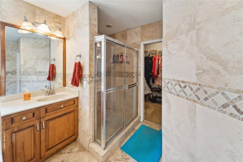 House in Doral, Florida 4 bedrooms, 232.07 sq.m. № 1786512 - photo 17