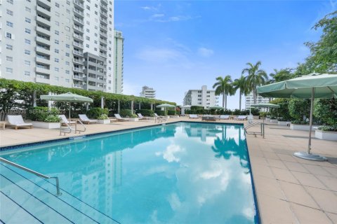 Condo in Miami, Florida, 2 bedrooms  № 1993114 - photo 28