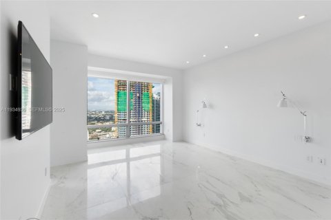 Condo in Miami, Florida, 2 bedrooms  № 1993114 - photo 13